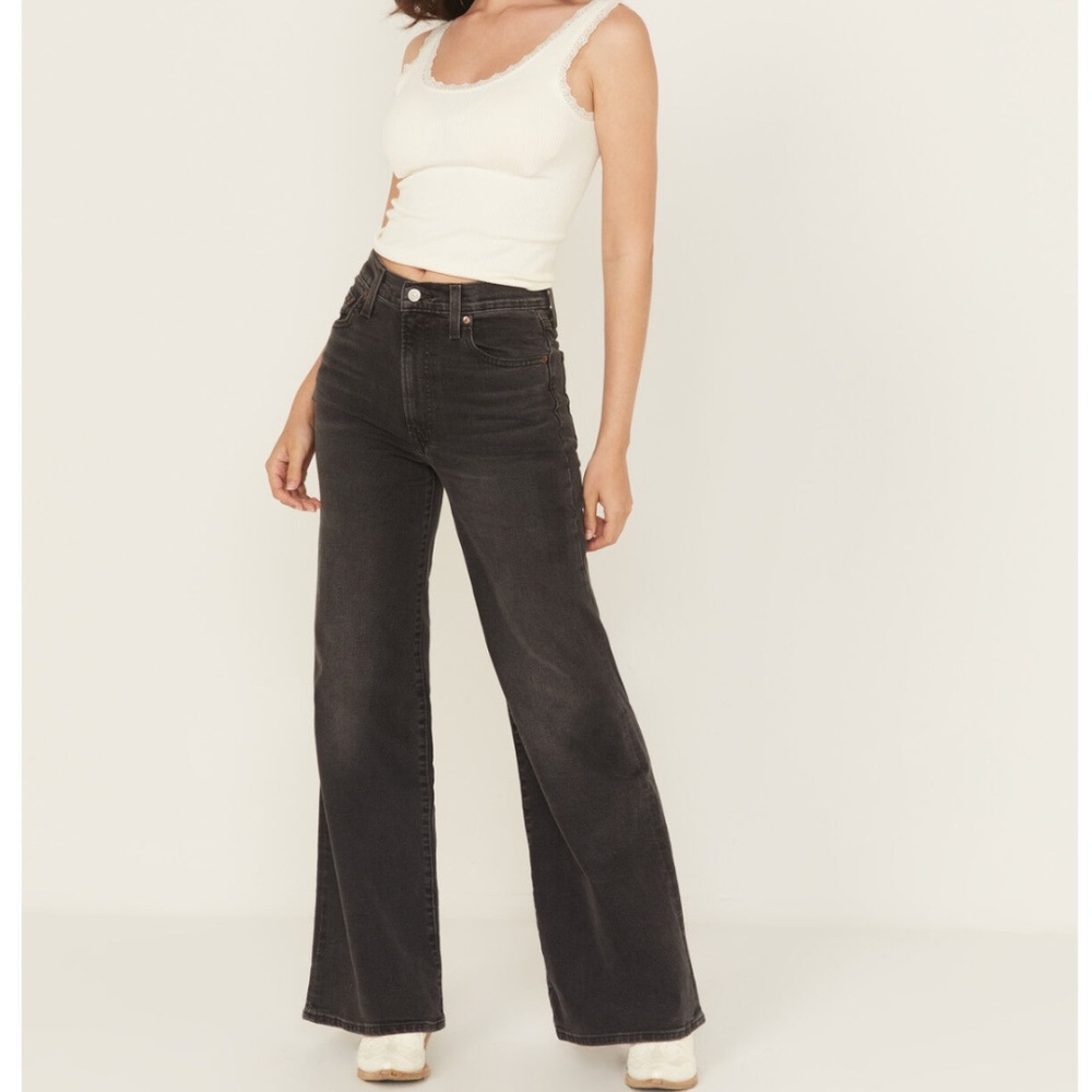 Levi’s Ribcage Bell Jeans 31x32